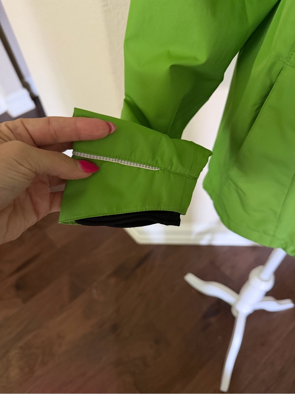 ASICS  Women's Green Running Jacket - Picture 4 of 7